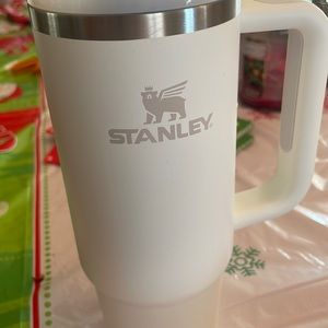 NWT Stanley 2.0 Travel Quencher Flowstate 30 oz CREAM